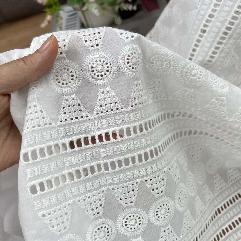 Sewing Eyelet Fabric - Tessuto in cotone bianco con ricamo